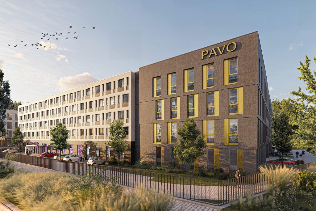 Modernes Bürogebäude mit brauner Fassade und gelben Fensterrahmen, Schriftzug 'PAVO' oben rechts, umgeben von Bäumen und Parkplätzen.