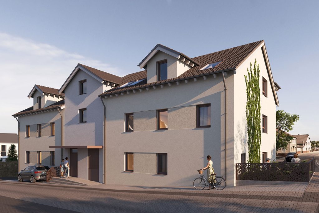 Neubau eines Mehrfamilienhauses An der Saalmühle in Ingelheim mit heller Fassade, braunem Satteldach. Vor dem Haus steht eine Person mit Fahrrad, zwei Personen unterhalten sich am Eingang, mehrere Autos sind geparkt.